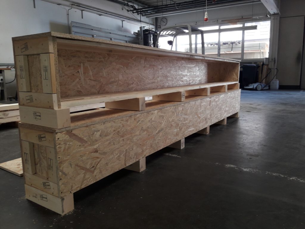 Lange, schmale Holzkisten nach Maß gefertigt, mit Kopfkranz