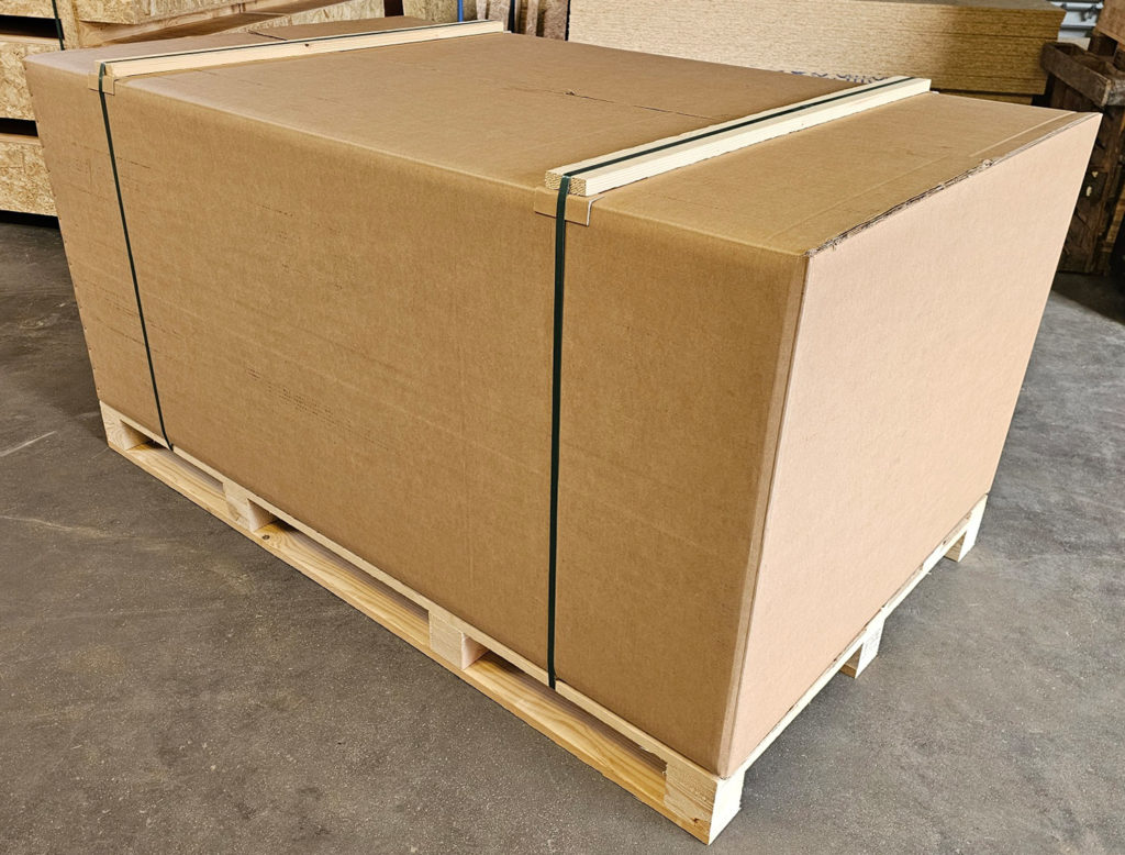 Industrieverpackung: Holzpalette mit aufgesetztem Karton und Holzleisten verzurrt