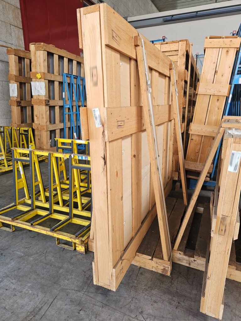 Holzkiste für Transport großer Gemälde: Sehr flache aber große Kiste, hochkant stehend