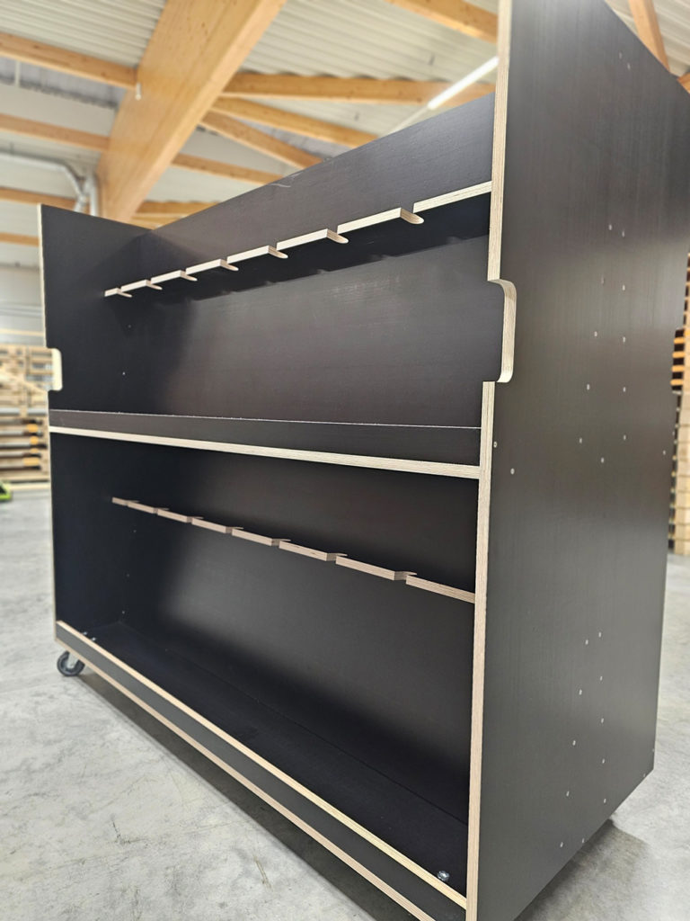 Dunkelbraunes Transportgestellt mit 2 Ebenen auf Rollen