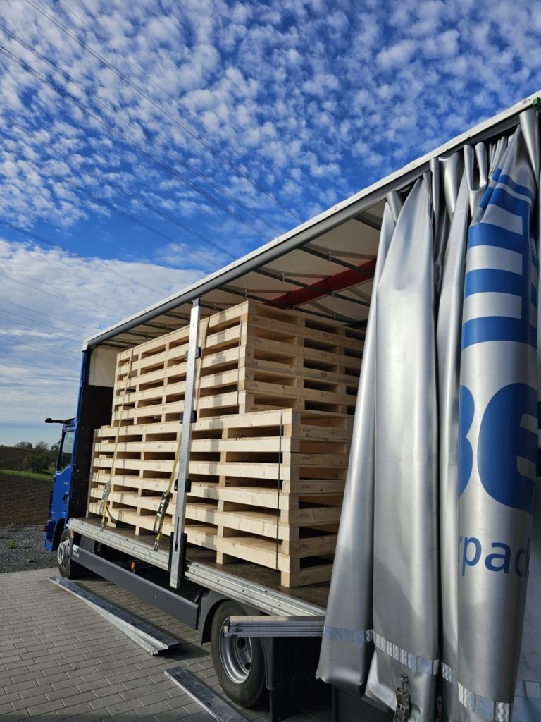 Verladene Paletten in seitlich offenem LKW zu sehen