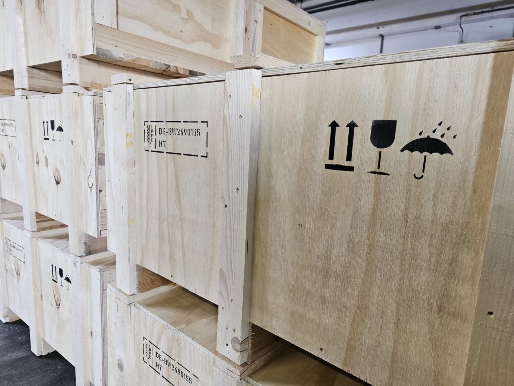 Holzkisten mit IPPC Kennung und anderen Kennzeichnungeng zur Prüfung